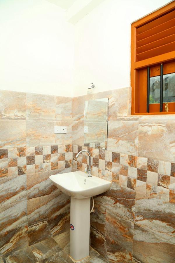 Global Lake Villa Хиккадува Экстерьер фото