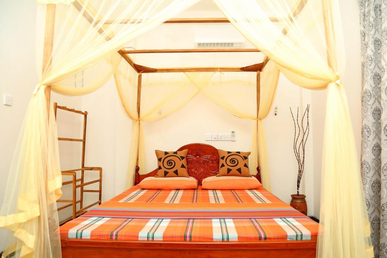 Global Lake Villa Хиккадува Экстерьер фото